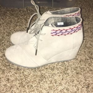 TOMS - Women’s 9 Wedges, grey with embroidery